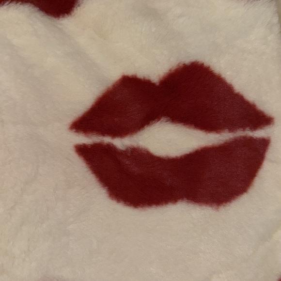 Cupcakes and cashmere, faux fur Valentine’s Day lips throw 💋👄💋👄💋 - Picture 4 of 6